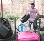 Las autoridades de salud están recomendando no bajar la guardia ante el zancudo transmisor de la enfermedad, combatiendo los criaderos.  Archivo La Opinión