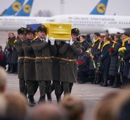En el aeropuerto de la capital ucraniana fueron recibidos los féretros con los restos de las víctimas
del avión comercial que fue derribado por misiles en territorio iraní. AFP