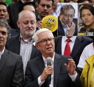 El senador Jorge Robledo (centro) agitó el sonajero de posibles candidatos y en el que ya figuran, entre otros, el exaspirante Sergio Fajardo (izquierda), Gustavo Petro (arriba a la izquierda), Paola Holguín (arriba en centro) y Alex Char (arriba a la izquierda). Archivo