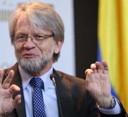 A Mockus lo señalan de haber celebrado contratos con la Corporación Visionarios y la Gobernación de Cundinamarca, mientras él fungía como representante legal de la entidad.
Colprensa