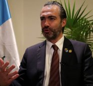 Acisclo Valladares, exministro de Economía de Guatemala, emprendió la huida desde que dejó su cargo hace 11 días y desde entonces comenzó la novela por el asilo que aparentemente solicitó en la embajada colombiana. Internet