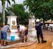 Este sábado, las autoridades de Villa del Rosario madrugaron a limpiar. Nelson Farelo