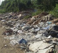 Tras ser declarada la caducidad el contrato de concesión de la escombrera municipal, muchas zonas verdes de occidente y del norte de la ciudad sirven ahora para la disposición de escombros. Orlando Carvajal