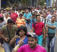 Mientras que el gasto en los hogares creció durante 2019, la confianza de los consumidores se mantuvo. Archivo La Opinión