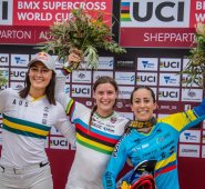 La norteamericana Alise Willoughby (GW), actual Campeona Mundial, y a la australiana Saya Sakakibara (segundo lugar) acompañaron en el podio a la colombiana Mariana Pajón (derecha). Tomada de Twitter @UCI_BMX_SX