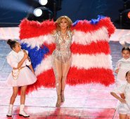 Jlo y su hijo Emme en los Super Bowl AFP