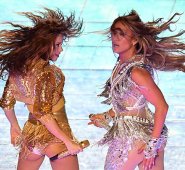 Shakira y Jennifer López movieron las caderas a ritmo de Waka Waka. AFP