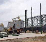 La planta se usa para el recibo, secado, trilla, almacenamiento y empaque de arroz. La segunda fase del proyecto es producir alimentos para animales con los cereales de los cultivos de rotación. Archivo La Opinión