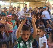 Gracias a la generosidad y el buen corazón de amigos y conocidos, la Fundación Cúcuta mi Familia ha podido llegar a las periferias de la ciudad para llevar además de comida e implementos , un mensaje de unión, amor y trabajo en equipo. Cortesía