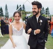 Los novios sonrientes después de dar el "sí". @camilomusica