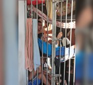 En las estaciones de policía, el hacinamiento sobrepasa el 200 por ciento. En la cárcel sólo se reciben presos condenados. Archivo