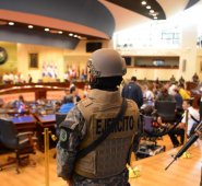 Los miembros de las Fuerzas Armadas salvadoreñas dentro de la Asamblea Legislativa durante una protesta para presionar a los diputados para que aprueben un préstamo para invertir en seguridad.