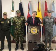 El ministro de Defensa, Carlos Holmes Trujillo, junto al alto mando militar y policial. Tomada de Twitter @mindefensa