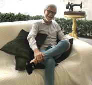 Bernardo Salazar trasladó su almacén a su casa y trabaja con la tranquilidad que no había sentido antes, sin apuros y disfruta cada instante. Ríe, baila salsa, escucha música instrumental y consiente a los 14 bonsai y desde ese gran sillón atiende a sus clientes y amigos y ayuda al que lo necesite. La Opinión