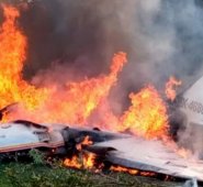 una avioneta de placas HK-4686 cayó y se encendió al tocar tierra. Tomada de Twitter