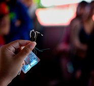 Un promotor de salud de la Asociación Civil de Planificación Familiar (PLAFAM) muestra un dispositivo anticonceptivo durante una conferencia para mujeres jóvenes en una clínica del barrio de Petare en Caracas. AFP