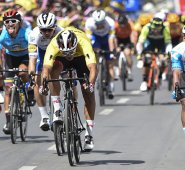 Juan Sebastián Molano (UAE TEAM EMIRATES), volvió a ser el ciclista más rápido en el Tour Colombia 2.1 y se quedó con la tercera etapa. AFP