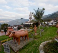En el parque principal se pueden apreciar calles en piedras, moyas que resaltan la tradición alfarera y el Santuario Nuestra Señora de los Dolores. Alfredo Estévez