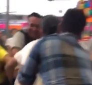 Las imágenes muestran a visitantes del lugar y personal de vigilancia de la empresa evitando que el muchacho cometa la acción. Captura de video