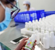 Un trabajador fabrica desinfectante de manos en una fábrica en Hanoi, en medio de las preocupaciones por el brote de coronavirus COVID-19. Los casos confirmados del coronavirus COVID-19 en Taiwán se elevan a 20. AFP