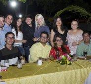 Juan Medina, Jean Carlos Ríos, Alejandra Botello, Sebastián Velasco, Stefanía Rafala, María F.  Ibarra y Natalia García Herreros. Sentados: Eduardo Cárdenas,Jairo Balaguera, Kelly Villamizar y Jean Macareno. Estévez La Opinión