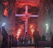 La increíble Catedral de Sal de Zipaquirá, situada a 48 kilómetros al norte de Bogotá, cuenta con esculturas talladas en sal por artistas propios de la región de Cundinamarca. Mario Caicedo