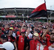 Desde la Plaza de Banderas celebraron el Día del Hincha Rojinegro. Juan Pablo Cohen