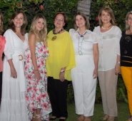 Gloria de Silva, Yolanda Rey de Colmenares, Martha Garay, Sofía Silva Reyes, Margy Rey de Bayter, María Lourdes Reyes de Silva, Yeya Fernández, Pilar Serrano y Mercedes de Becerra. Luis Alfredo Estévez