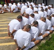 En esta imagen de archivo, del 9 de agosto de 2017, reclusos miembros de las pandillas MS-13 y Barrio 18. El presidente de El Salvador ordenó que todos los presos permanecieran incomunicados indefinidamente, luego de la desaparición de un soldado. AFP