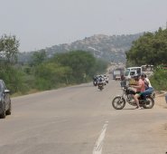 Los vecinos de las urbanizaciones a lo largo del anillo vial se enfrentan a diario a la muerte al intentar cruzar esta vía. Alfredo Estévez