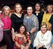 Sixta Barón, Nelly Brahim, Nelly Osorio, Pilar Lizarazo, Maribel Cuadros, Leonor Maldonado y Licet Peñaranda. Sentadas: Claudia Fossi, Alicia Acosta y Mary Stapper. Cortesía