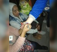 A causa de la escasa atención, las víctimas se marcan los brazos para ‘defender’ su turno. Hay quienes se aprovechan y realizan ventas de turnos.
 Cortesía