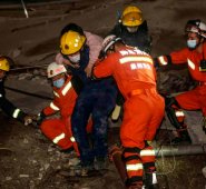 Socorristas atienden la emergencia en Hotel de Quanzhou. AFP