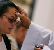 El anuncio fue hecho por el arzobispo Monseñor Rubén Salazar, quien recomendó a los feligreses prudencia. Colprensa