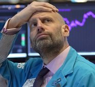 Los bajos precios del petróleo generaron un efecto dominó en las bolsas de valores de todo el mundo. Se espera que el pánico financiero continúe creciendo durante la semana. AFP