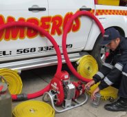 Los bomberos de Pamplona fueron dotados con un equipo portátil, mangueras y otros elementos para apagar incendios. Roberto Ospino