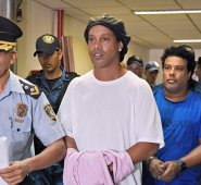 Juez ratificó que Ronaldinho Gaúcho deberá seguir en prisión preventiva en un cuartel de Policía de Asunción imputado por el uso de un pasaporte paraguayo adulterado. AFP