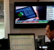 Ayer, la divisa extranjera alcanzó un precio máximo de negociación de $3.908 y cerró en $3.835. AFP