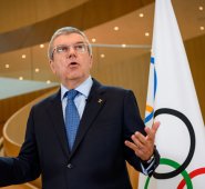 El presidente del Comité Olímpico (COI) Thomas Bach evaluará la situación actual, marcada por la pandemia de coronavirus, con las federaciones internacionales. AFP