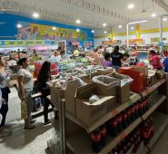 En el Justo & Bueno de Prados del Este las personas las personas hacen largas filas de hasta una hora. La Opinión