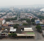 La ciudad está por estos días bajo una especie de neblina que a algunas personas causa problemas y molestias en la respiración, según se ha publicado en las redes sociales.  César Obando