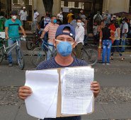 Algunos vendedores ambulantes protestaron frente a la Alcaldía de Cúcuta, pidiendo un apoyo económico para subsistir durante el aislamiento obligatorio que decretó el Gobierno Nacional. César Obando