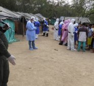 El coronel José Luis Palomino, comandante de la Policía, también apoyó las labores del personal médico en el campamento de los Yukpa. Policía Nacional