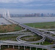 Aunque los trenes pueden entrar en la estación de la ciudad y los visitantes pueden llegar, no podrán salir, hasta el 8 de abril. Afp