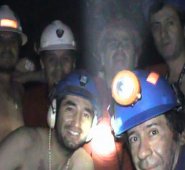 A pesar de estar bajo tierra, los mineros se comunicaban con el exterior, mantenían el buen sentido del humor y trataban de hacer más ameno su encierro.
 Archivo