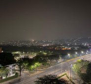 La hermosa vista nocturna de la ciudad se ve opacada por una capa gris. Cortesía