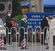 Los familiares que llevan los restos a hasta la tumba lo hacen bajo estrictos controles por cuidadores empleados para el gobierno
Afp