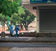 Dos funcionarios de la Secretaría de Salud llegaron al lugar y practicaron la prueba al cadáver. Las autoridades policiales informaron que todo deceso que no sea violento o accidental, le corresponderá a esa entidad inspeccionarlo. La Opinión