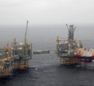 Vista aérea de cinco plataformas sobre el campo petrolero Johan Sverdrup, en el Mar del Norte, a unos 140 kilómetros al oeste de la ciudad de Stavanger, Noruega. Archivo