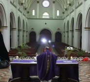Los sacerdotes no tendrán quien los acompañe a escuchar el sermón. En esta ocasión no habrá ramos, agua ni fuego qué bendecir presencialmente. Todo será virtual. Laura Serrano y César Obando
